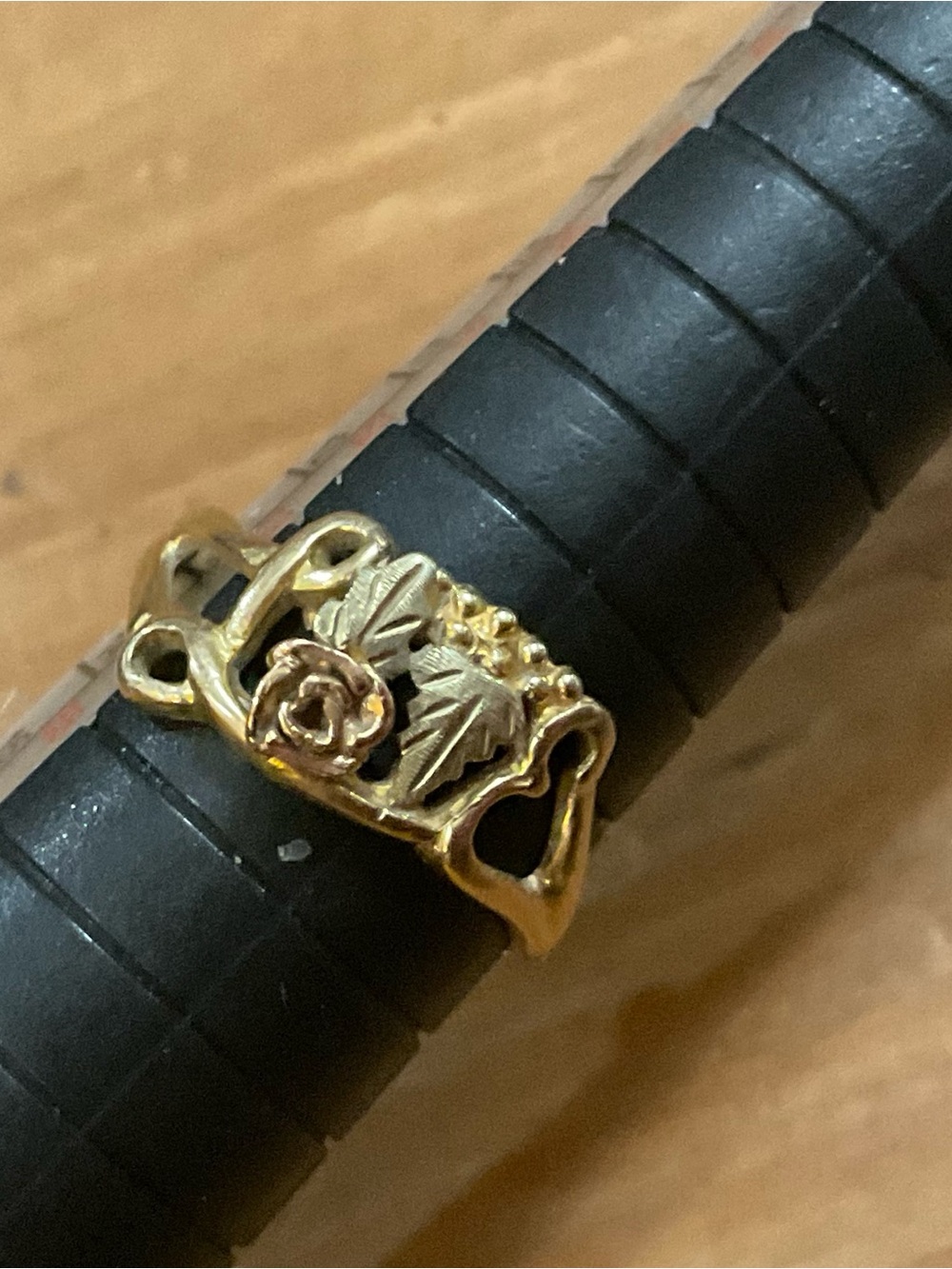 Black Hills Gold; vintage size 6 1/2  grape leaf Love 10k.tri color band ring.